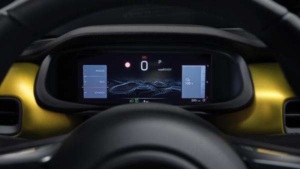 Das digitale Fahrerinstrumentarium wird je nach Ausstattung in zwei unterschiedlichen Größen installiert.