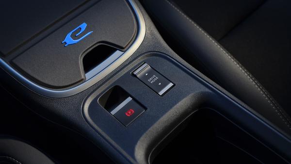 Die Fahrmodi lassen sich über einen kleinen Kippschalter variieren.