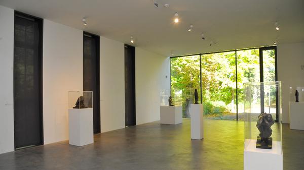 Das Neumarkter Museum Lothar Fischer würdigt mit der Ausstellung "Rätselwesen Mensch" nicht nur den großen expressionistischen Bildhauer Ernst Barlach (1870-1938) im Nachgang zu seinem 150. Geburtstag. Erstmals wird in Süddeutschland auch die exzellente Sammlung des Hamburger Ernst Barlach Hauses der Stiftung Hermann F. Reemtsma vorgestellt. Bis 28. Januar 2024, Weiherstraße 7a, Neumarkt/Opf. Mi.-Fr. 14-17 Uhr, Sa./So. 11-17 Uhr.