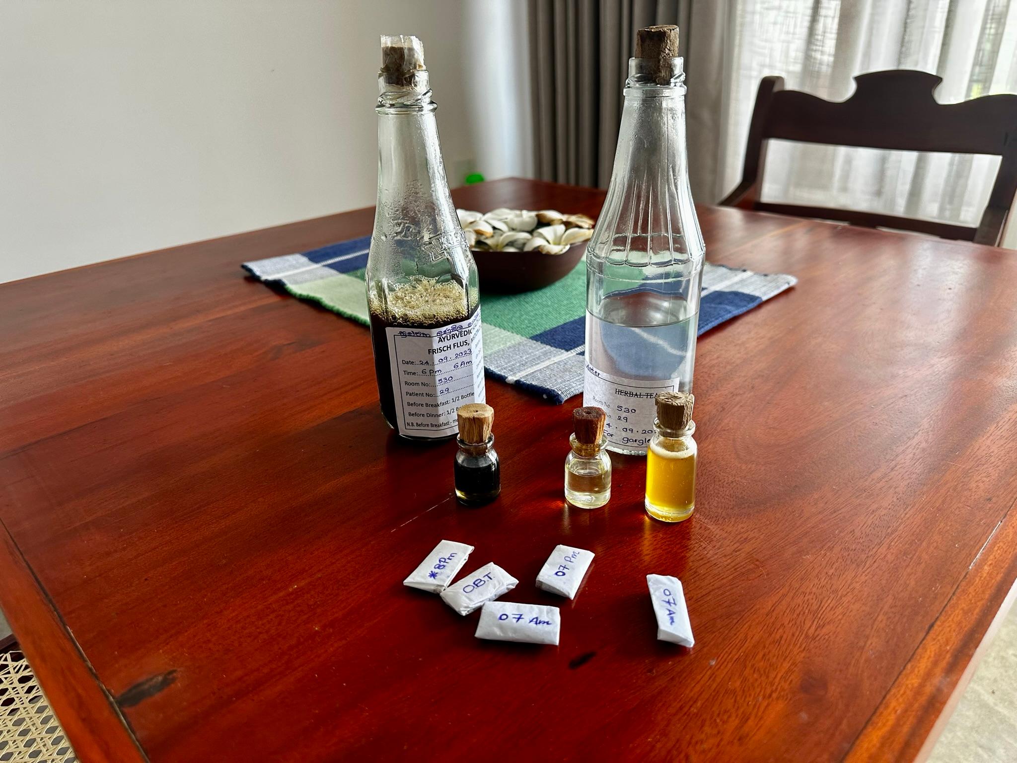 So sieht die täglich einzunehmende Medizin aus. Nicht besonders lecker, dafür aus lokal angebauten Kräutern hergestellt.