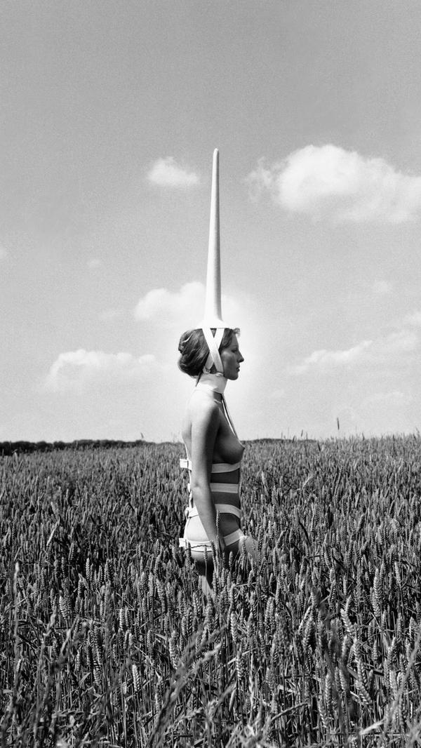 Das Einhorn gilt als Jahrtausende altes Sinnbild für die queere Kultur. Die Geschichte beginnt bei pornografischen Darstellungen auf griechischen Vasen und führt über den Schauprozess gegen Oscar Wilde und seine "sodomitische Literatur" bis in die Gegenwart. Die Nürnberger Ausstellung "Einhörner im Schrank" des Instituts für moderne Kunst bietet Schlaglichter auf das Phänomen und verweist auf Werke unter anderem von Gilbert & George, Rosemarie Trockel und Claus Richter. Zum Finale der Ausstellung Anfang 2024 wird im Fürther Verlag starfruit ein Buch des Nürnberger Kurators, Autoren und Kunstvermittlers Marian Wild erscheinen: "Einhorn, Leder, Sternenstaub - Blicke in das Universum der Queerkultur". Unser Schwarz-Weiß-Foto stammt von der Künstlerin Rebecca Horn. Eröffnung 28. Oktober 2023, 19 Uhr. Institut für moderne Kunst Nürnberg im Defethaus, Gustav-Adolf-Straße 33. Ausstellung bis 7. Januar 2024, Sa./So. 14-18 Uhr.