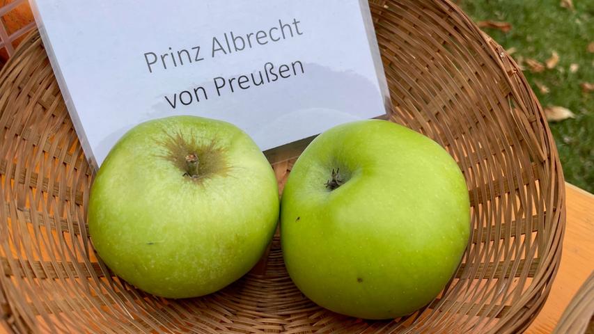 "Prinz Albrecht von Preußen" - war das nicht der jüngste Bruder des Deutschen Kaisers Wilhelm I.? Naja auch, aber eben auch ein Apfel, der saftig und süß im Aroma ist. Die Sorte fällt auf, weil sie wenig krankheitsanfällig ist.