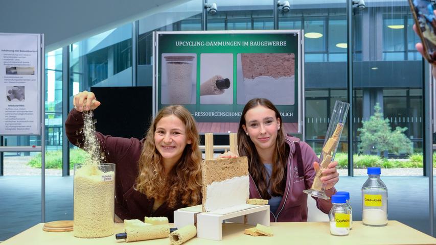 Die Gymnasiastinnen Katharina Leuthner und Greta Banzhaf setzen auf Nachhaltigkeit. Sie stellen aus entsorgten Kautschuk-Matratzen Granulat zur Wärmedämmung her. Auch aus Zellulose, gewonnen aus Altpapier und Holzresten, entsteht umweltfreundliches und effektives Dämmmaterial.