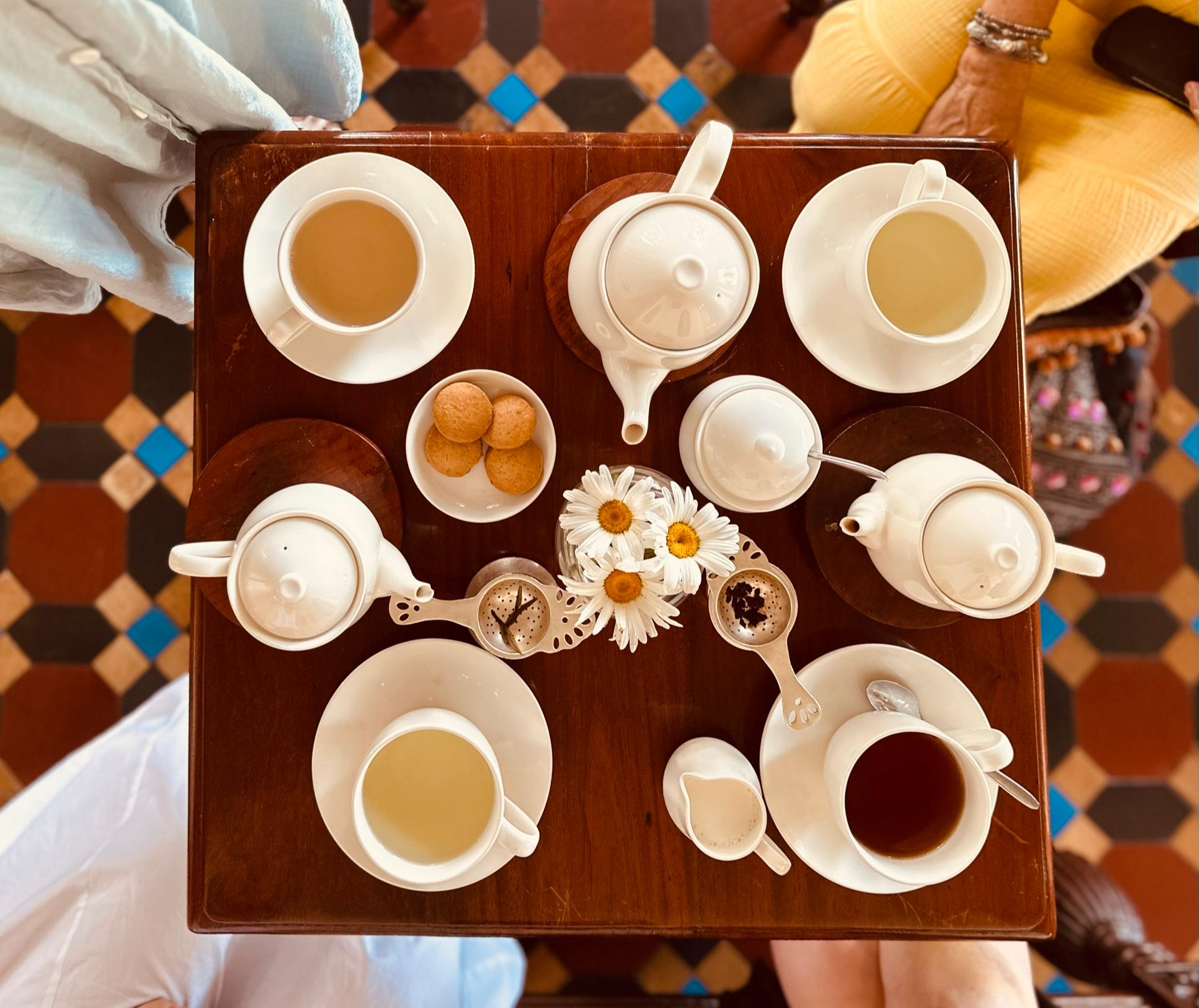 Vor weniger als 100 Jahren hieß Sri Lanka noch Ceylon. Bis heute ist die Insel für ihren schwarzen Tee bekannt.