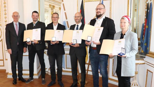 Regierungspräsident Walter Jonas ehrte Hubert Weikhart, Matthias Völkl, Stephan Müller, Ramon Kleebach und Sabrina Kleebach