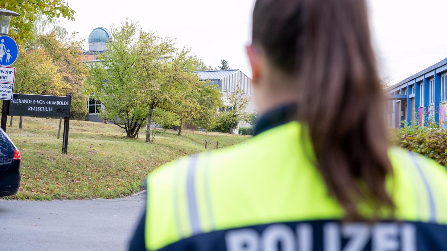 Eine Polizistin steht vor dem Zugang zur Alexander-von-Humboldt-Realschule. Die Schule wurde nach einer Bombendrohung geräumt. 