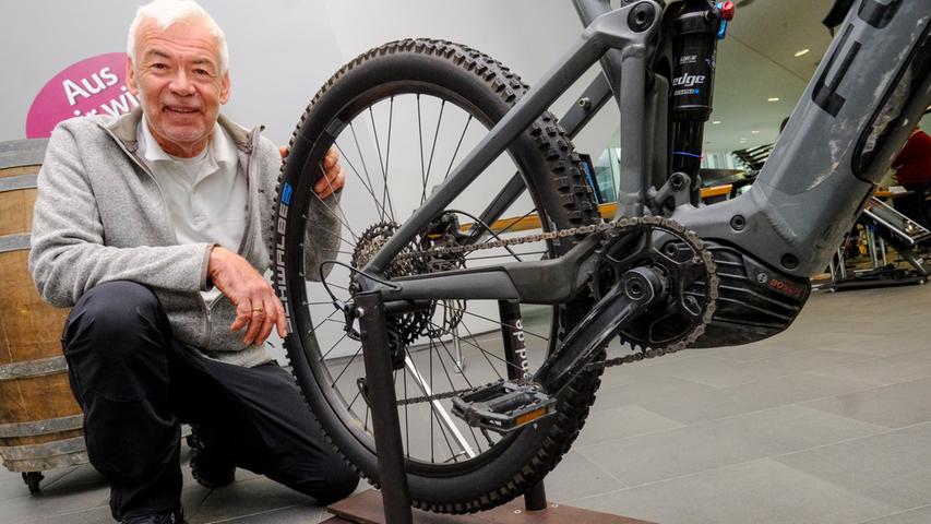 Damit er sein schweres E-Bike leichter putzen und reparieren kann, hat der pensionierte Lehrer Friedrich Löffler einen Fahrradständer gebaut, der das Hinterrad anhebt.