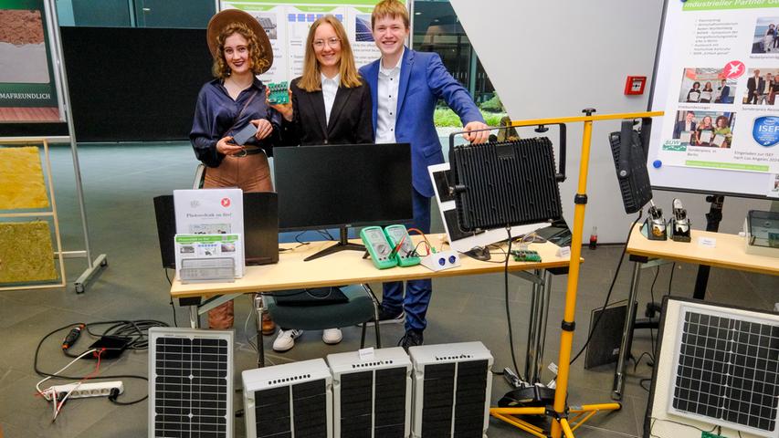 Babett Ludwig, Stefanie Eski und Florian Brütsch gehen noch zur Schule sind aber schon große Erfinder. Ihre Solarzellen - samt selbst entwickelter Elektronik und Software - lassen sich auch im Schatten von Schornsteinen installieren, die sonst ausgespart werden müssen.