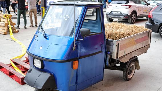 Kalchreuth: Ape-Fahrer unterschätzt Fahrbahnbreite und knallt gegen Traktor-Schaufel