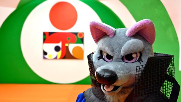 Aber hallo! Begegnungen der etwas anderen Art kann man in Erlangen derzeit im Kunstpalais machen. Dort wartet die argentinische Künstlerin Ad Minoliti mit fantastischen Skulpturen und knallbunten Wänden auf. "High Five" ist die Sause überschrieben. Bis 5. Mai 2024, Kunstpalais Erlangen, Palais Stutterheim, Marktplatz 1. Di.-So. 10-18, Mi. bis 20 Uhr.