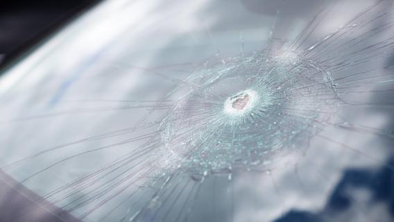 Stahlkugel auf Autobahn geworfen? Auto auf A73 bei Baiersdorf beschädigt