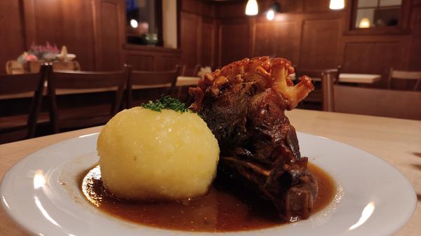Die Wirtinnen Angelika Hofmann und Agnes Manier führen das nach einem Großbrand frisch sanierte Gasthaus zum Lillachtal in vierter Generation. Dort bieten sie traditionelle fränkische Küche ebenbürtig mit vegetarischen und veganen Speisen an. Das im Steinofen gebratene Schäufele servieren sie mit Kloß und Salat oder Wirsing. Zum Klassiker gibt es die Biere der Klosterbrauerei Weißenohe frisch vom Fass.