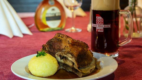 In einem geschichtsträchtigen Fachwerkhaus im Herzen der Nürnberger Altstadt findet sich die Albrecht-Dürer-Stube. Das fränkische Restaurant ist ein Familienbetrieb, den es seit 1951 gibt und der aktuell in der dritten Generation geführt wird. Das ofenfrische Schäufele wird mit Apfelblaukraut und Kloß serviert. Dazu können Biere vom Fass aus der Rothenburger Landwehrbräu genossen werden. Das Gesamtpaket kommt an - Platz 7!
