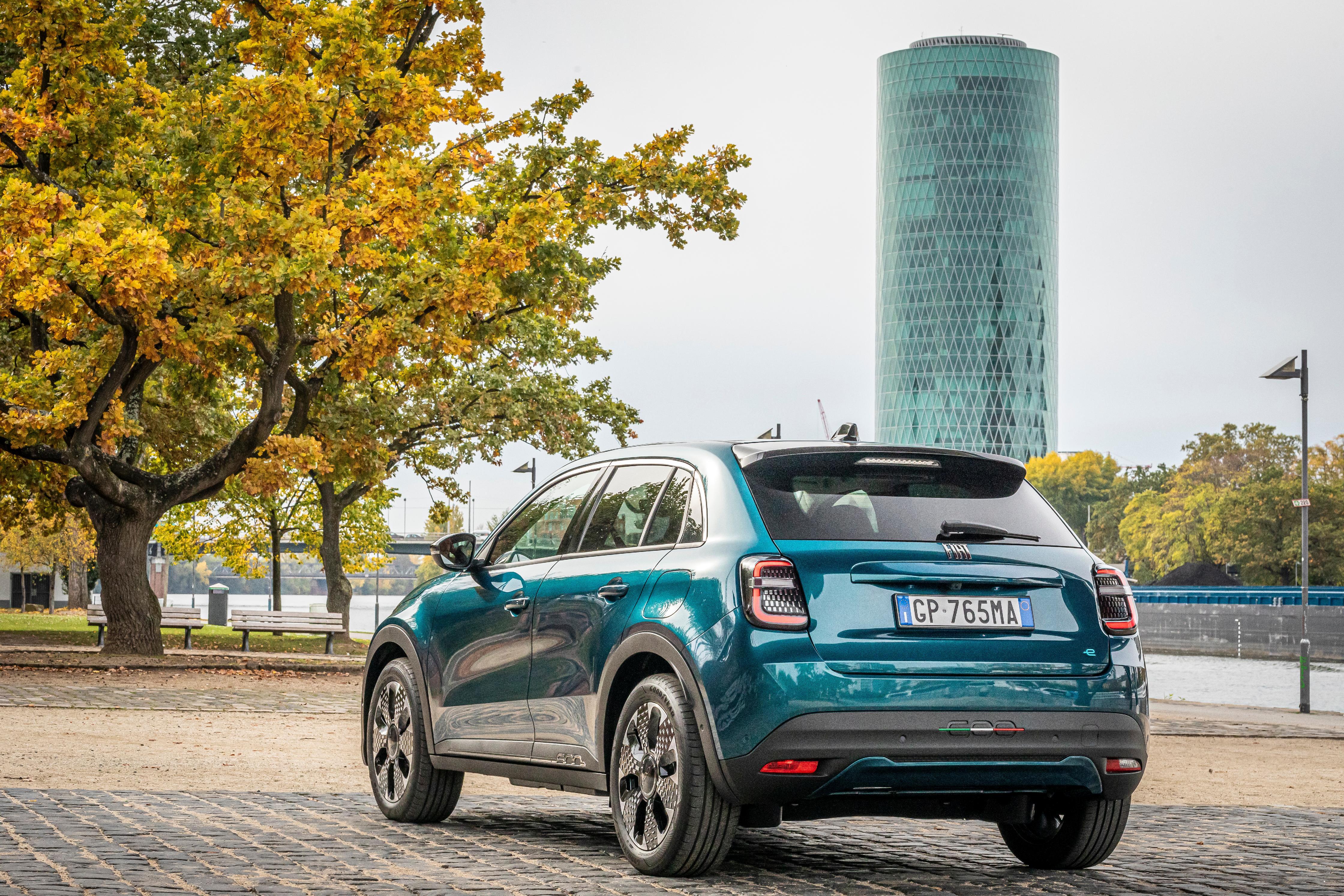 Unverkennbar greift er die ikonische Optik des 500e auf, intensiviert sie aber zu einem lifestyligen Crossover-Look.