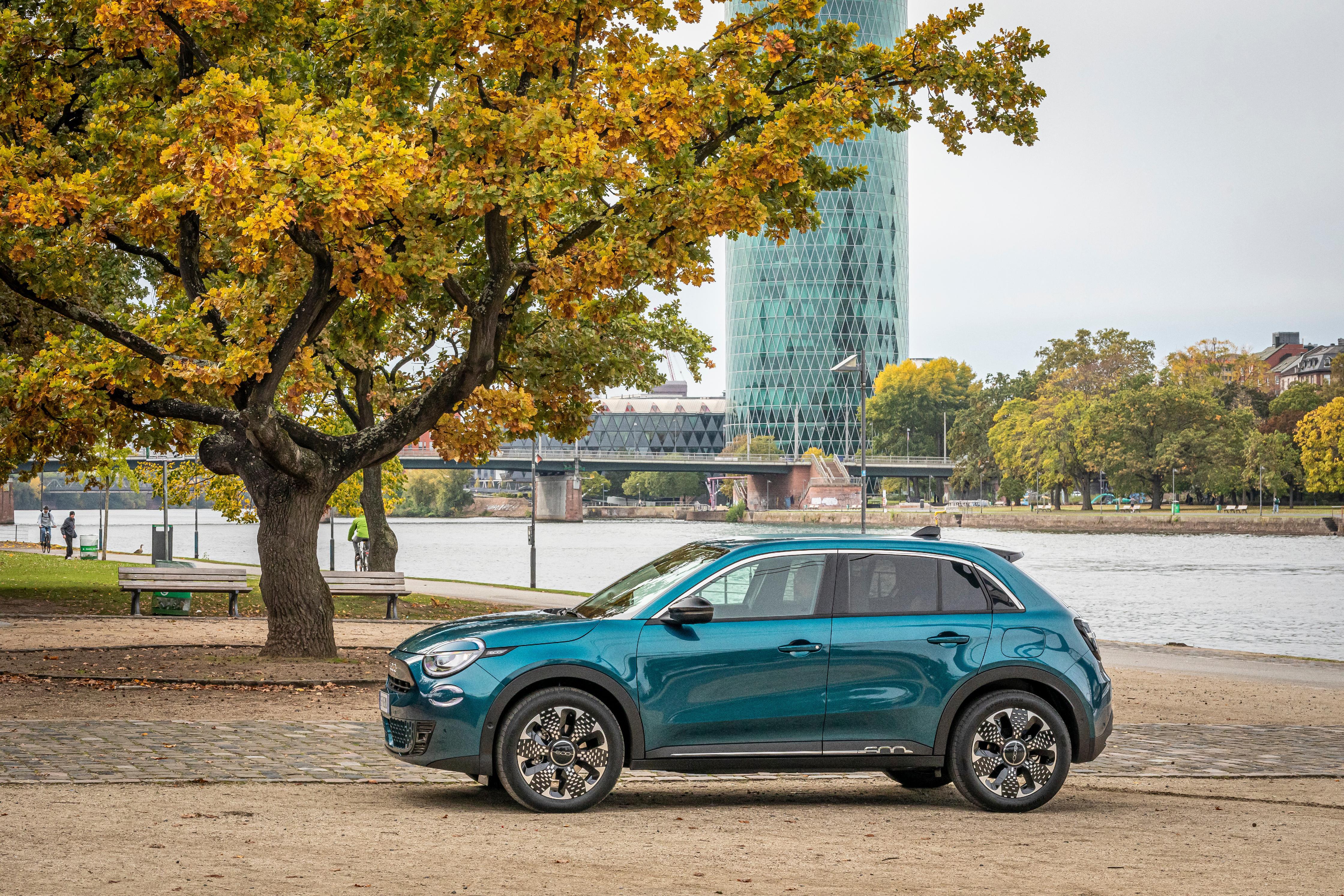 Der Elektromotor leistet 115 kW/156 PS. Dazu gibt es einen 54-kWh-Akku (netto 51 kWh) für rund 400 Kilometer Normreichweite.