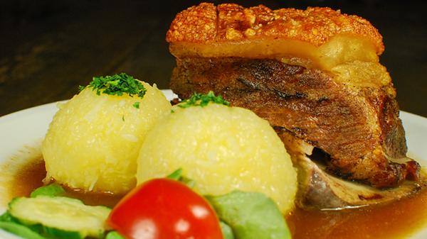 Das Fränkische Wirtshäusla in Schoppershof hat auf seiner Speisekarte ein eigenes Kapitel zu Schäufele. Neben dem Klassiker, dem ofenfrischen Schäufele mit Gniedla und gemischtem Salat, wird unter anderem auch ein "Schäufele Carpaccio" mit Olivenöl und Balsamico Essig zur Vorspeise angeboten. Insgesamt gibt es sieben Variationen – jeden Tag frisch und ohne Verwendung von Fertigprodukten. Geführt wird das Fränkische Wirtshäusla von einer griechischen Familie, die über 20 Jahre Erfahrung in der Gastronomie mitbringt.