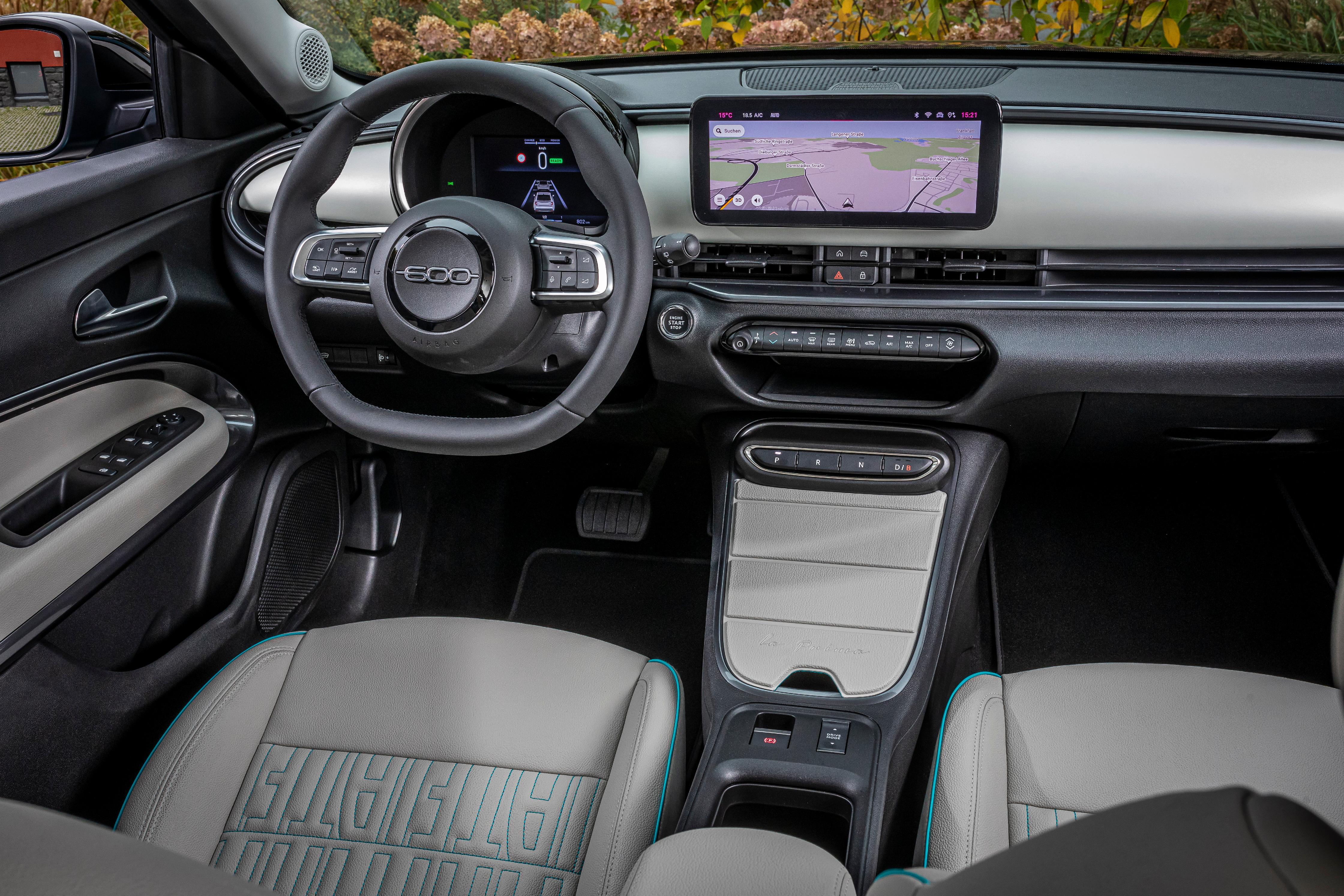 Zwar hat man in der modernen Cockpit-Landschaft nicht mit Hartplastik gespart, den Kunststoff jedoch ansehnlich angerichtet.