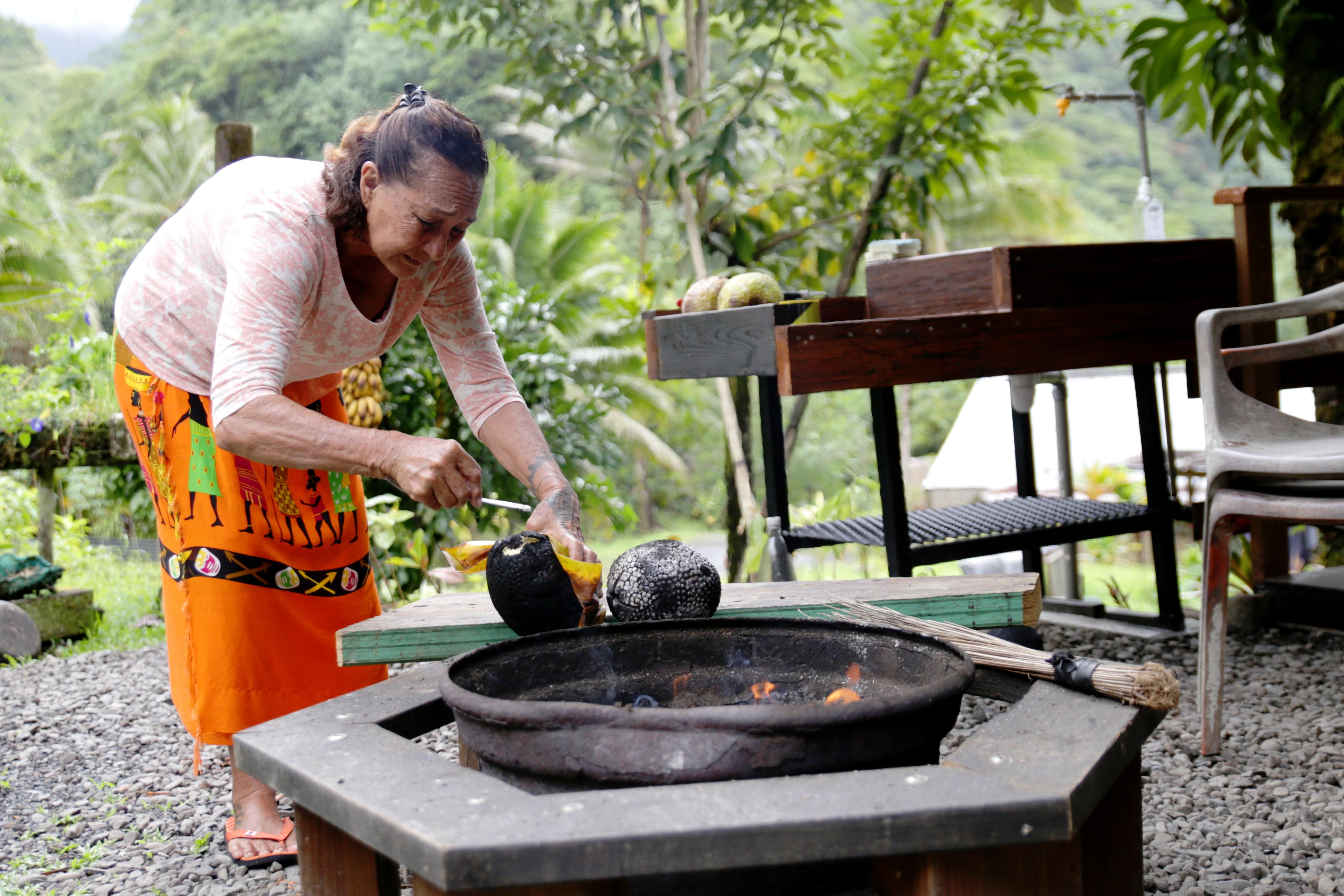 Traditionell erhitzen die Polynesen ihre Brotfucht direkt im Feuer. Die Frucht schmeckt ähnlich wie Kartoffeln und wird auch ähnlich zubereitet. Vor der Kolonialisierung war das Gemüse die Nahrungsgrundlage für die Einheimischen.