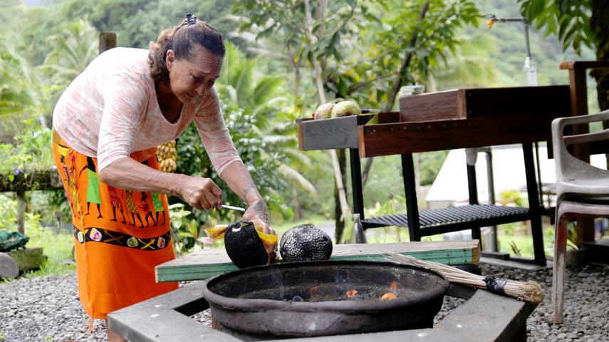 Traditionell erhitzen die Polynesen ihre Brotfucht direkt im Feuer. Die Frucht schmeckt ähnlich wie Kartoffeln und wird auch ähnlich zubereitet. Vor der Kolonialisierung war das Gemüse die Nahrungsgrundlage für die Einheimischen.