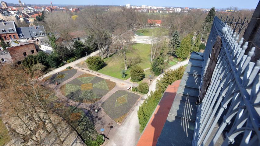 Der Fürther Stadtpark mit dem Stadtparkcafé ist das grüne Herz der Stadt und gilt als Oase zum Flanieren und um die Seele baumeln zu lassen. 1951 wurde der Park anlässlich der Gartenschau "Grünen und Blühen" von Hans Schiller konzipiert. In den Sommermonaten finden im Stadtpark die verschiedensten Veranstaltungen statt. Der Sommernachtsball der Comödie Fürth, das beliebte Sommernachtsfilmfestival oder das Classic Open Air ziehen viele Besucher an. Im Herbst findet der traditionelle Apfelmarkt statt.