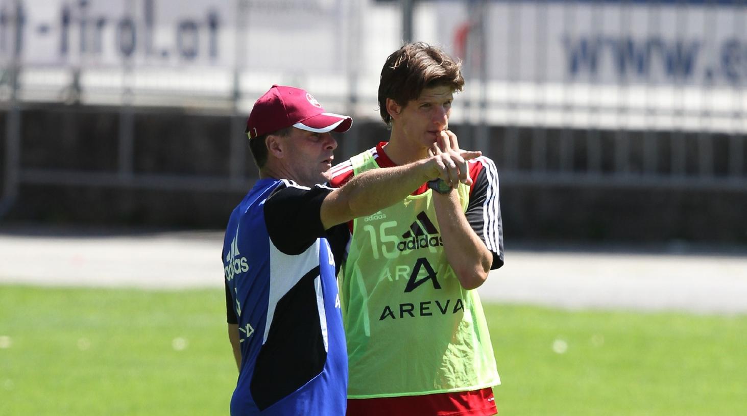 Könnten bald wieder vereint sein: Dieter Hecking (links) will Club-Verteidiger Timm Klose offenbar nach Wolfsburg holen. Könnten bald wieder vereint sein: Dieter Hecking (links) will Club-Verteidiger Timm Klose offenbar nach Wolfsburg holen.
