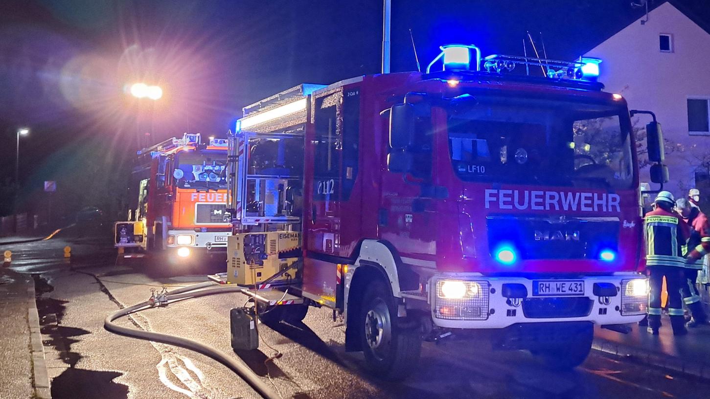 Ein Feuer hat am Mittwochabend (25. Oktober) in Röthenbach/St. Wolfgang ein Wohnhaus verwüstet. Mehrere Feuerwehren sowie Rettungsdienst, Polizei und THW waren im Einsatz. Ein Feuer hat am Mittwochabend (25. Oktober) in Röthenbach/St. Wolfgang ein Wohnhaus verwüstet. Mehrere Feuerwehren sowie Rettungsdienst, Polizei und THW waren im Einsatz.