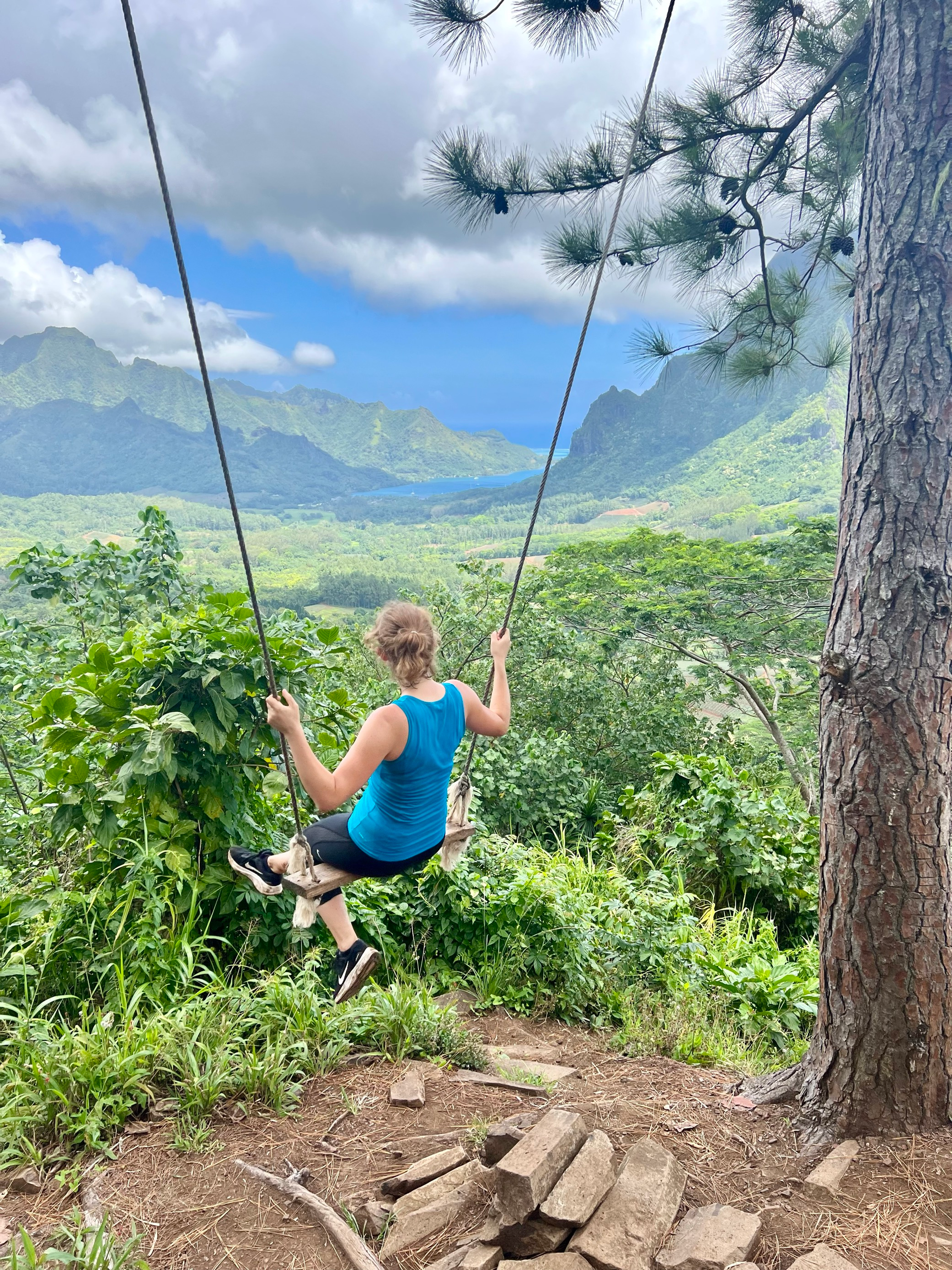 Vom Aussichtspunkt in den Bergen in Moorea aus blicken Wanderer weit über die Ananasplantagen bis aufs Meer hinaus. Die spannende Reisereportage zu dieser Bildergalerie lesen Sie hier auf www.nn.de/2.11550/2.11552/1.13664912.