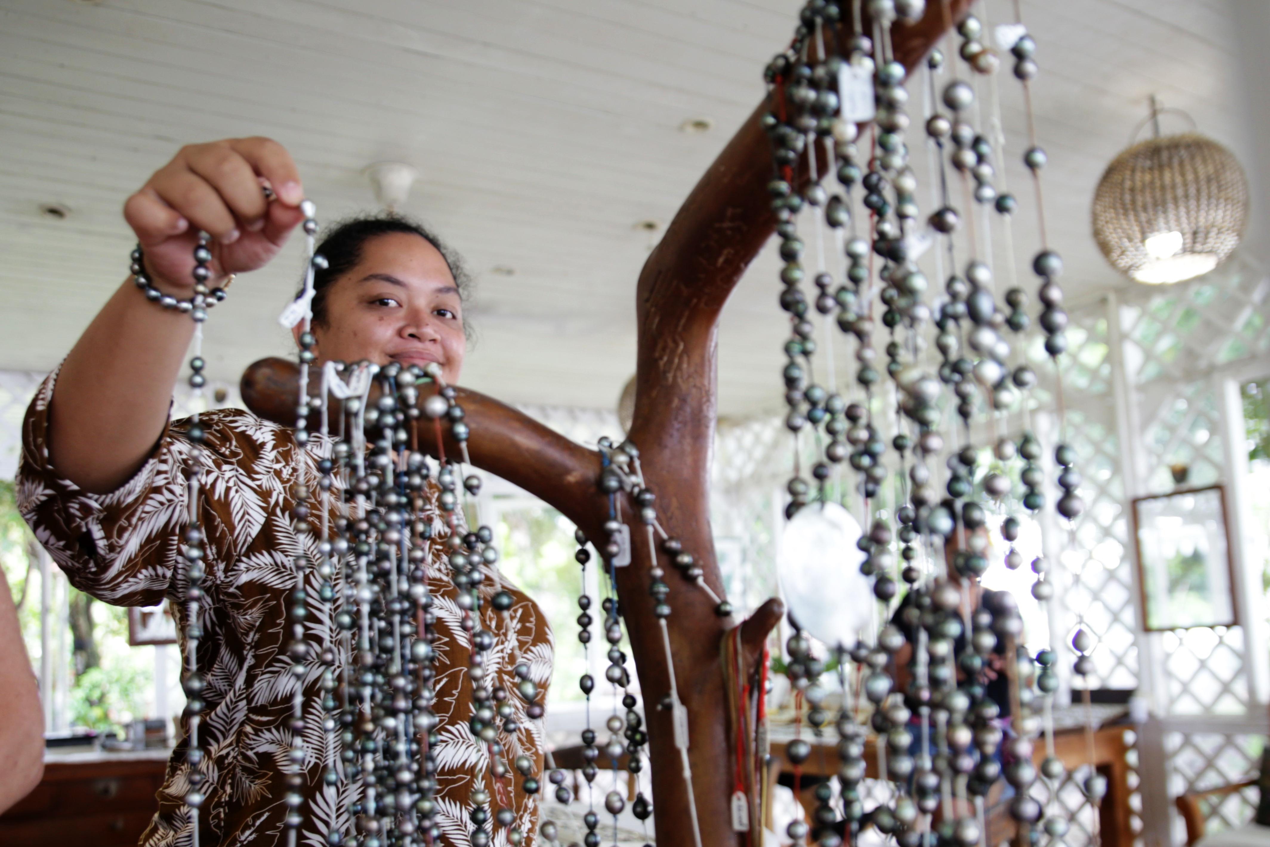 Rund um die Vulkaninseln züchten die Einwohner schwarze Perlen in den Muscheln. In einem kleinen Geschäft bei Tahaa direkt neben der Perlenfarm können Gäste Perlenschmuck kaufen.