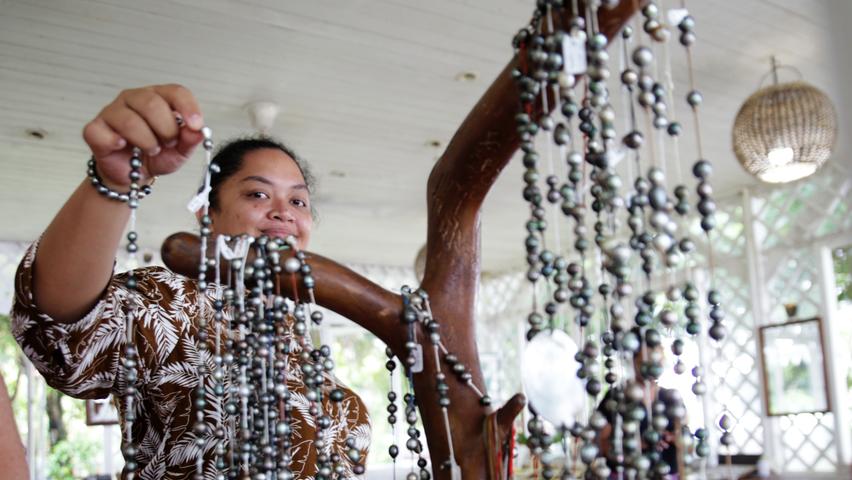 Rund um die Vulkaninseln züchten die Einwohner schwarze Perlen in den Muscheln. In einem kleinen Geschäft bei Tahaa direkt neben der Perlenfarm können Gäste Perlenschmuck kaufen.
