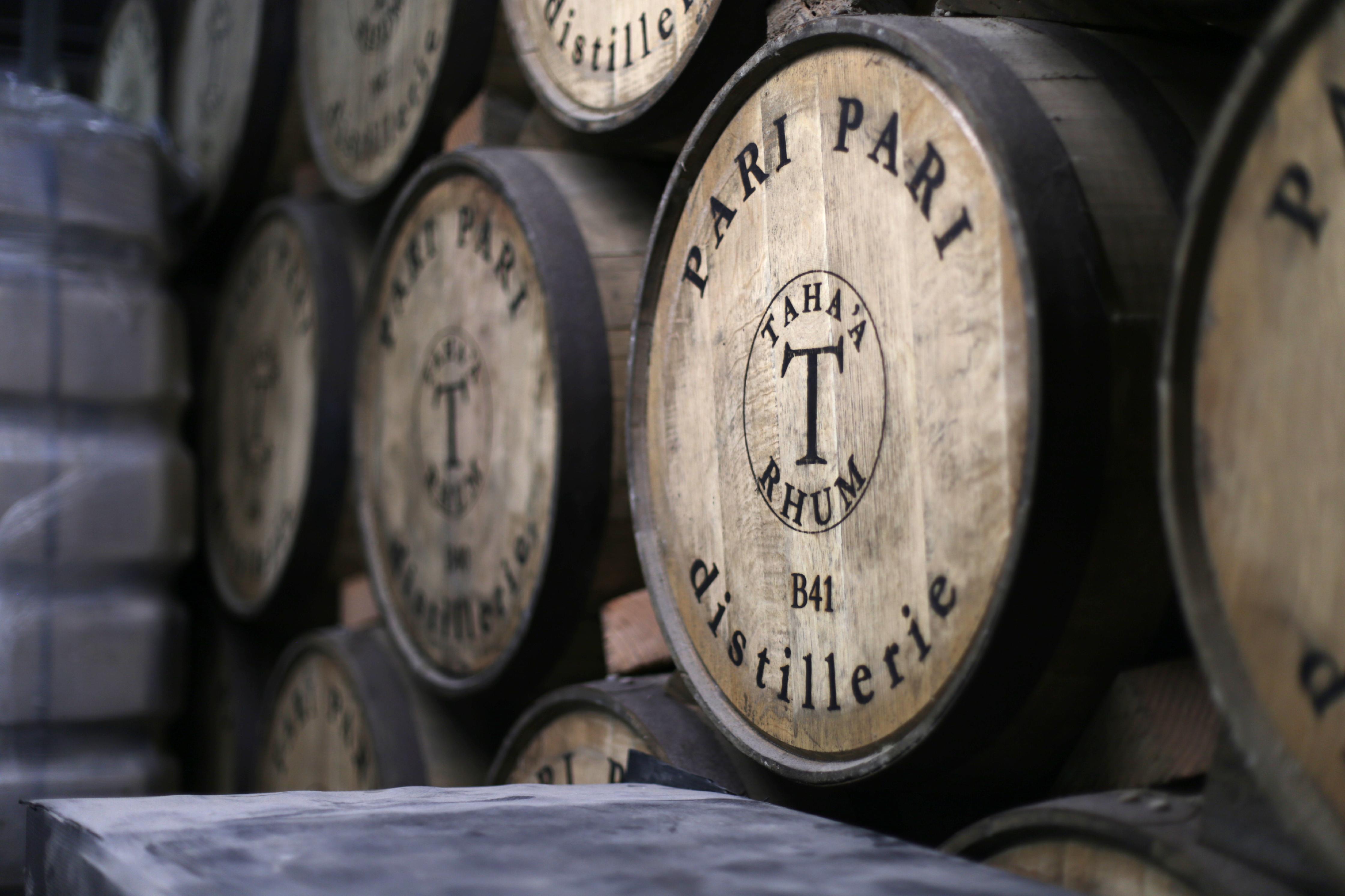 Im Hinterhof baut die Rum-Destillerie das Süßgras an, das sie in den Hallen verarbeiten und vorne im Verkaufsraum anbieten. Praktischerweise liegt die Destillerie von Tahaa direkt am Wasser - Besucher können also mit dem Auto, aber auch mit dem Schiff anreisen.