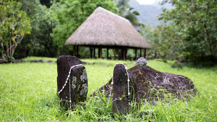 Die Einwohner Tahitis erforschen nach der Kolonialisierung ihre eigene Kultur. Vieles aus den vergangenen Zeiten ist vergessen. Noch gut bekannt ist die heilige Stätte im Papenoo-Tal. Hier errichtet der Verein Maruru ein neues Dorf, um die alten Bräuche wieder aufleben zu lassen. 