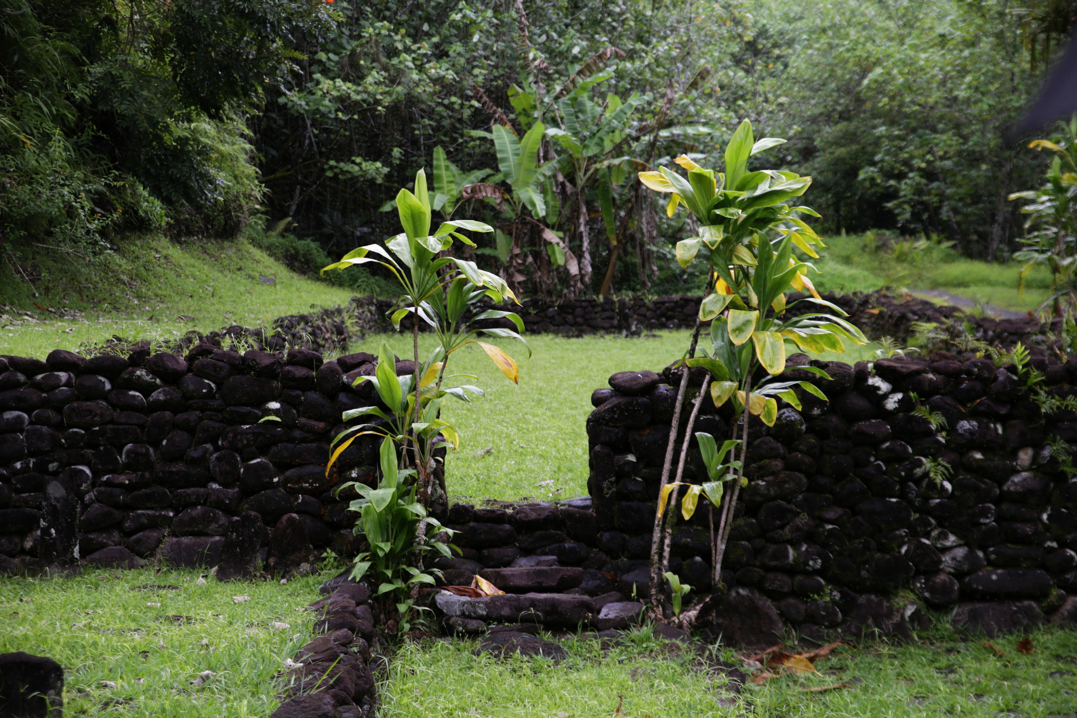 Die heiligen Städten der Ureinwohner symbolisieren in ihrer Form die Umrisse eines Kanus. Das soll die Betenden von der echten Welt in die der Götter und Ahnen bringen.