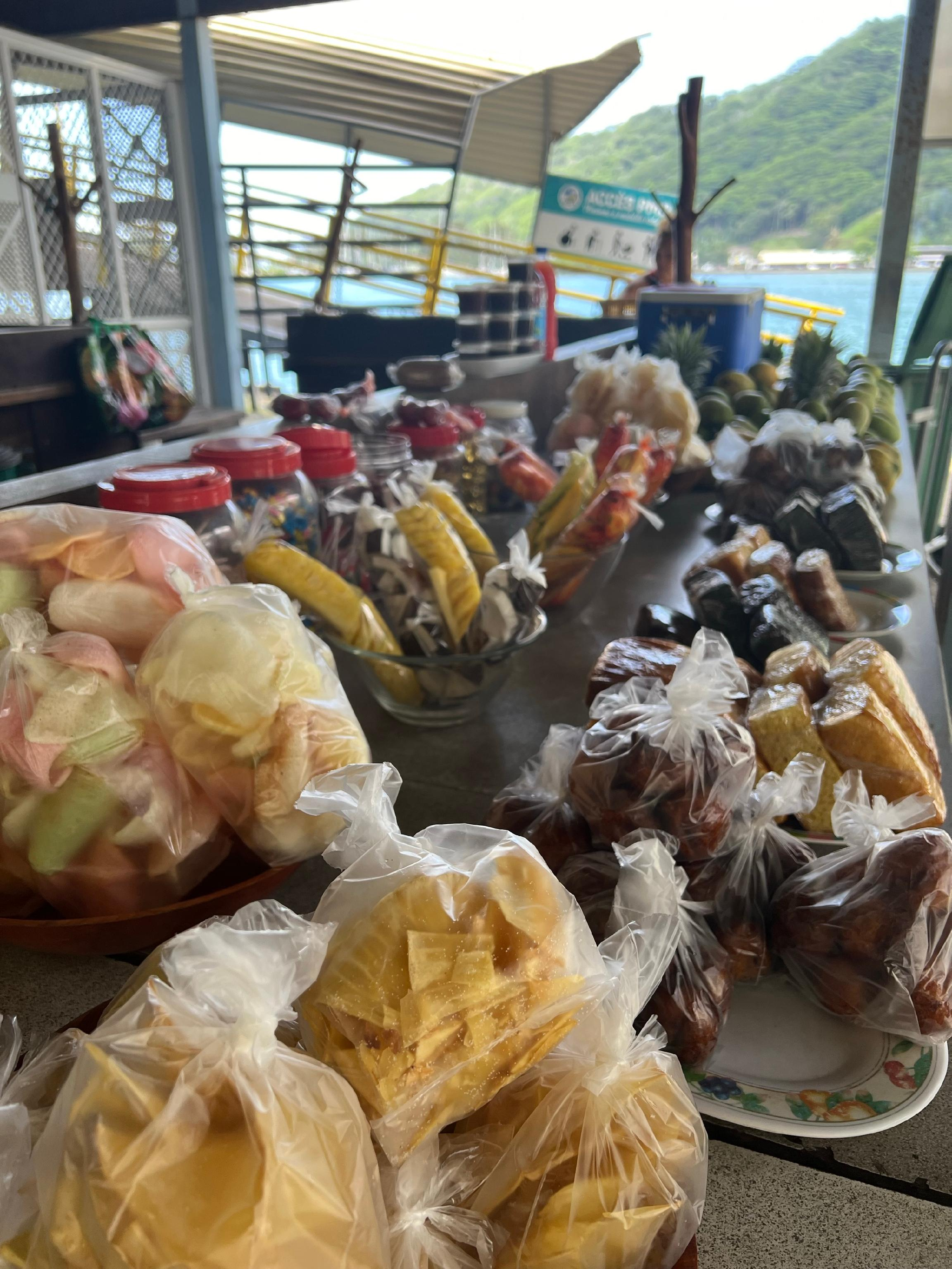 Wer die Inselgruppen von ihrer kulinarischen Seite kennenlernen will, sollte nicht im Supermarkt einkaufen gehen, sondern an den kleinen Ständen am Straßenrand. Dort gibt's zum Beispiel Chips aus der Brotfrucht.