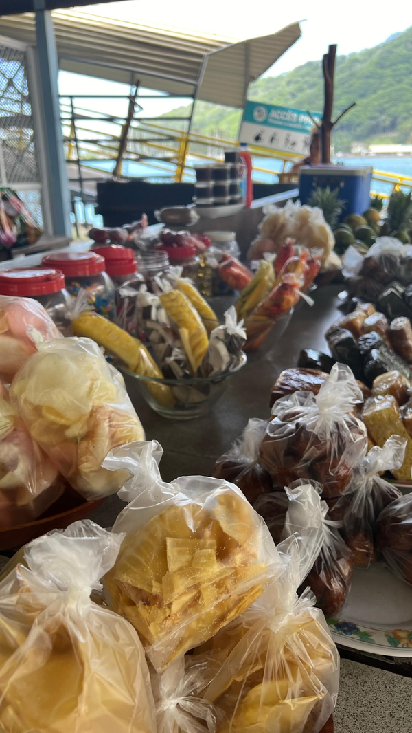 Wer die Inselgruppen von ihrer kulinarischen Seite kennenlernen will, sollte nicht im Supermarkt einkaufen gehen, sondern an den kleinen Ständen am Straßenrand. Dort gibt's zum Beispiel Chips aus der Brotfrucht.