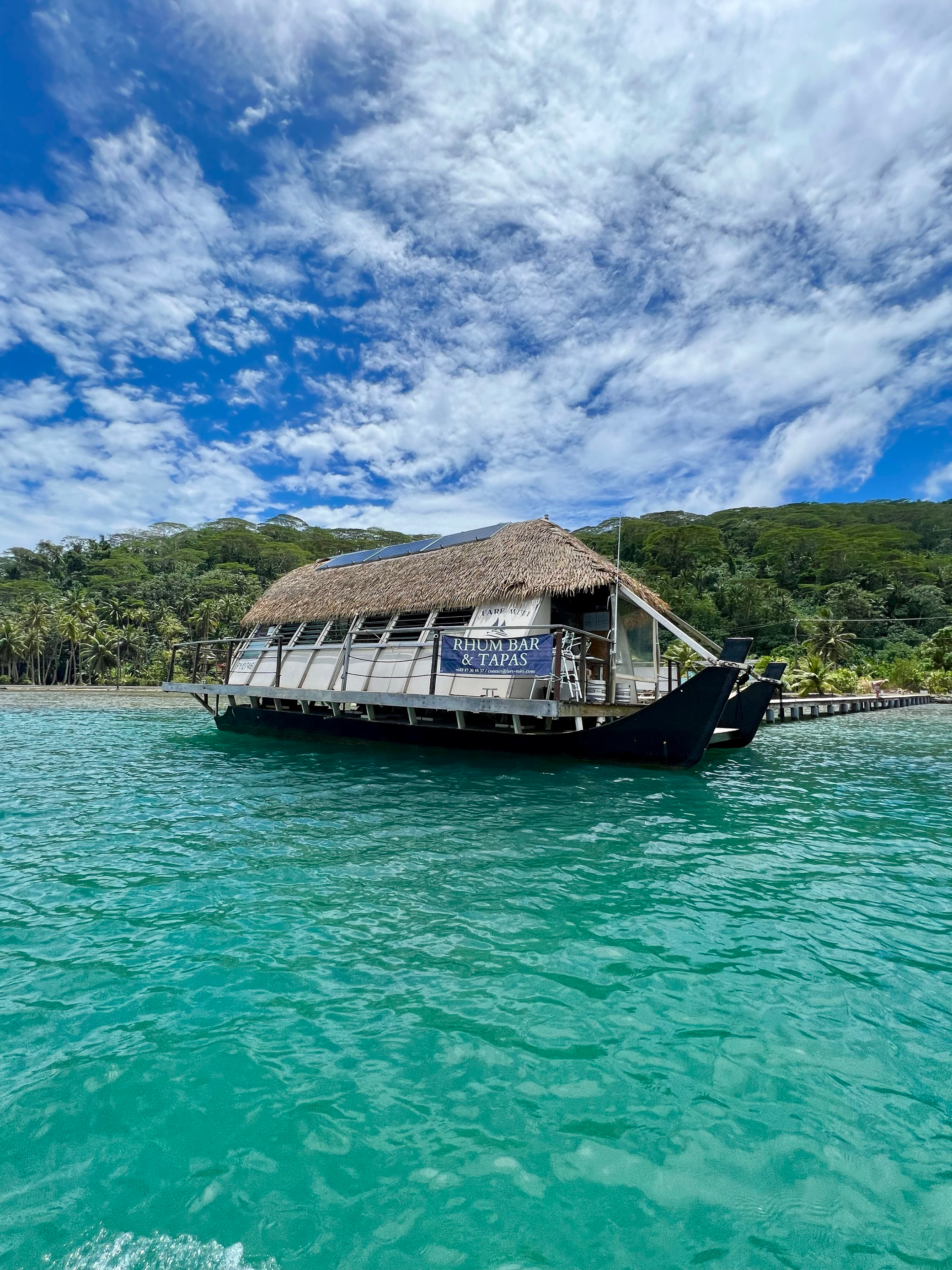 Da sich das Leben der Inselbewohner zu großen Teilen am oder auf dem Wasser abspielt, bauen sie auch ihre Bars aufs Meer. In der Rum-Bar auf Tahaa können die Kunden lokal produziertes Hochprozentiges verkosten. Die spannende Reisereportage zu dieser Bildergalerie lesen Sie hier auf www.nn.de/2.11550/2.11552/1.13664912.