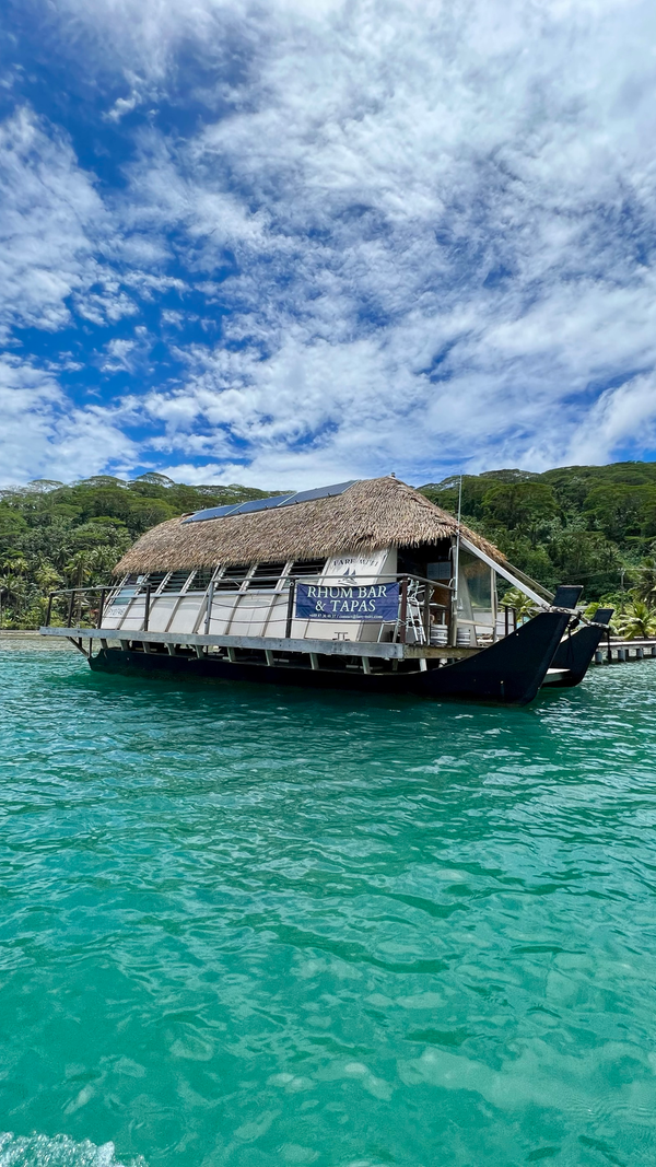 Da sich das Leben der Inselbewohner zu großen Teilen am oder auf dem Wasser abspielt, bauen sie auch ihre Bars aufs Meer. In der Rum-Bar auf Tahaa können die Kunden lokal produziertes Hochprozentiges verkosten. Die spannende Reisereportage zu dieser Bildergalerie lesen Sie hier auf www.nn.de/2.11550/2.11552/1.13664912.