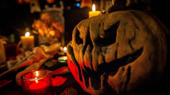 Halloween in Fürth: Wer der Kerl mit der Kettensäge ist, und wo der Gruselspaß aufhört
