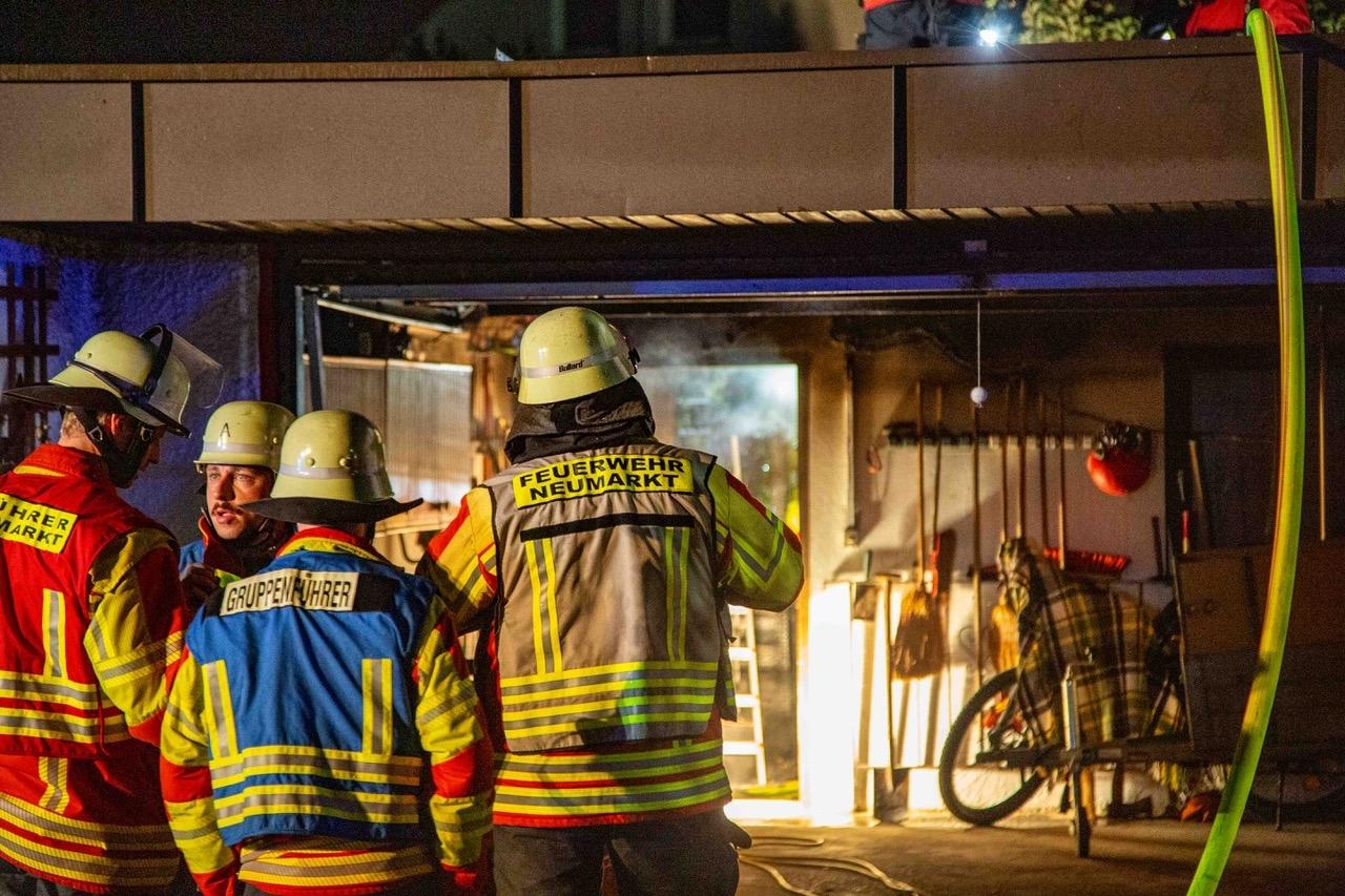 Auch der Einsatz zahlreicher Feuerwehrmänner konnte es nicht ändern: Der Schuppen in Pölling brannte komplett aus.