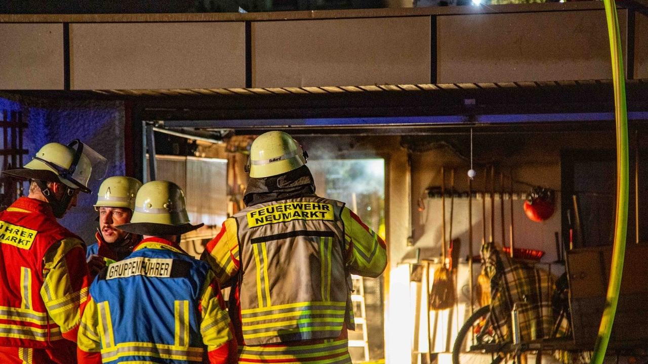 Auch der Einsatz zahlreicher Feuerwehrmänner konnte es nicht ändern: Der Schuppen in Pölling brannte komplett aus.