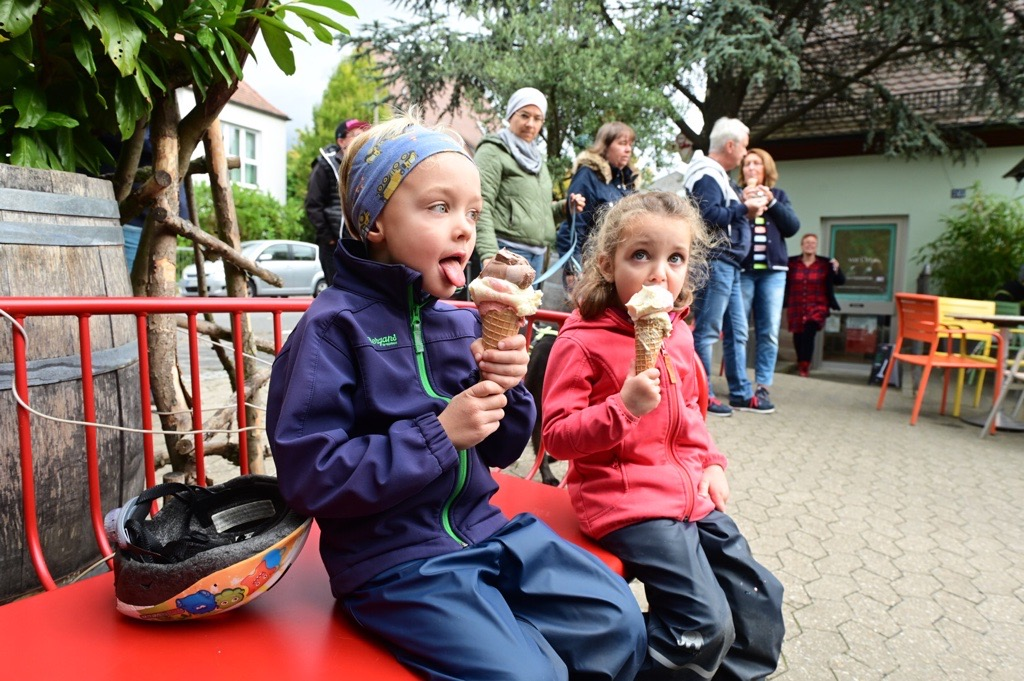 Luca und Lara Wohlrab stört es nicht, dass es zur Sonderaktion keine lange Schlange gab. Ihr Fazit zum Eis: Lecker! Luca und Lara Wohlrab stört es nicht, dass es zur Sonderaktion keine lange Schlange gab. Ihr Fazit zum Eis: Lecker!