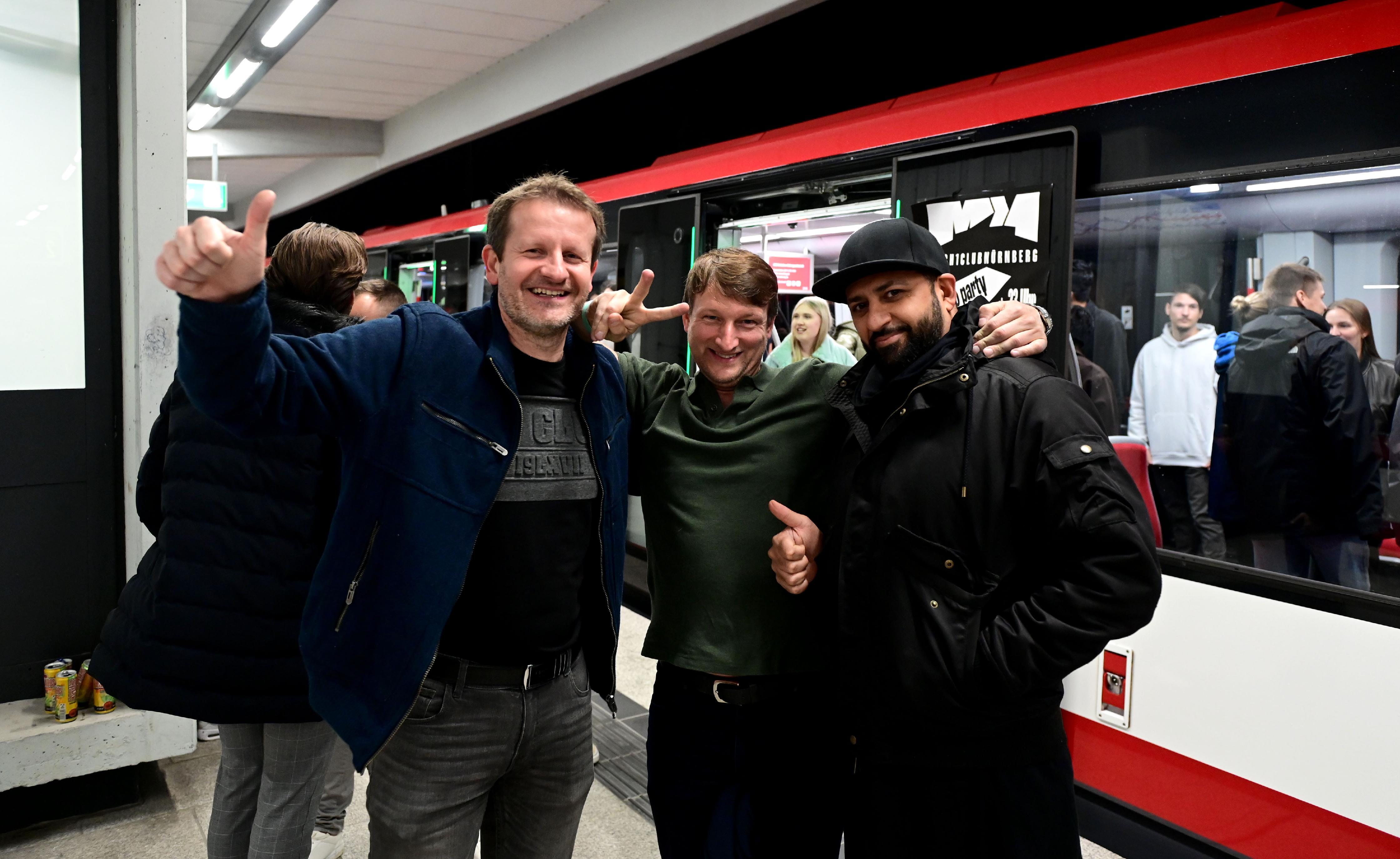 Arthur und Harald wohnten früher am Scharfreiterring, jetzt sind sie zum Raven hier. Wie der Abend verlief und warum die U-Bahn doch nicht fuhr, lesen sie in unserer Reportage.