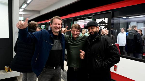Arthur und Harald wohnten früher am Scharfreiterring, jetzt sind sie zum Raven hier. Wie der Abend verlief und warum die U-Bahn doch nicht fuhr, lesen sie in unserer Reportage.