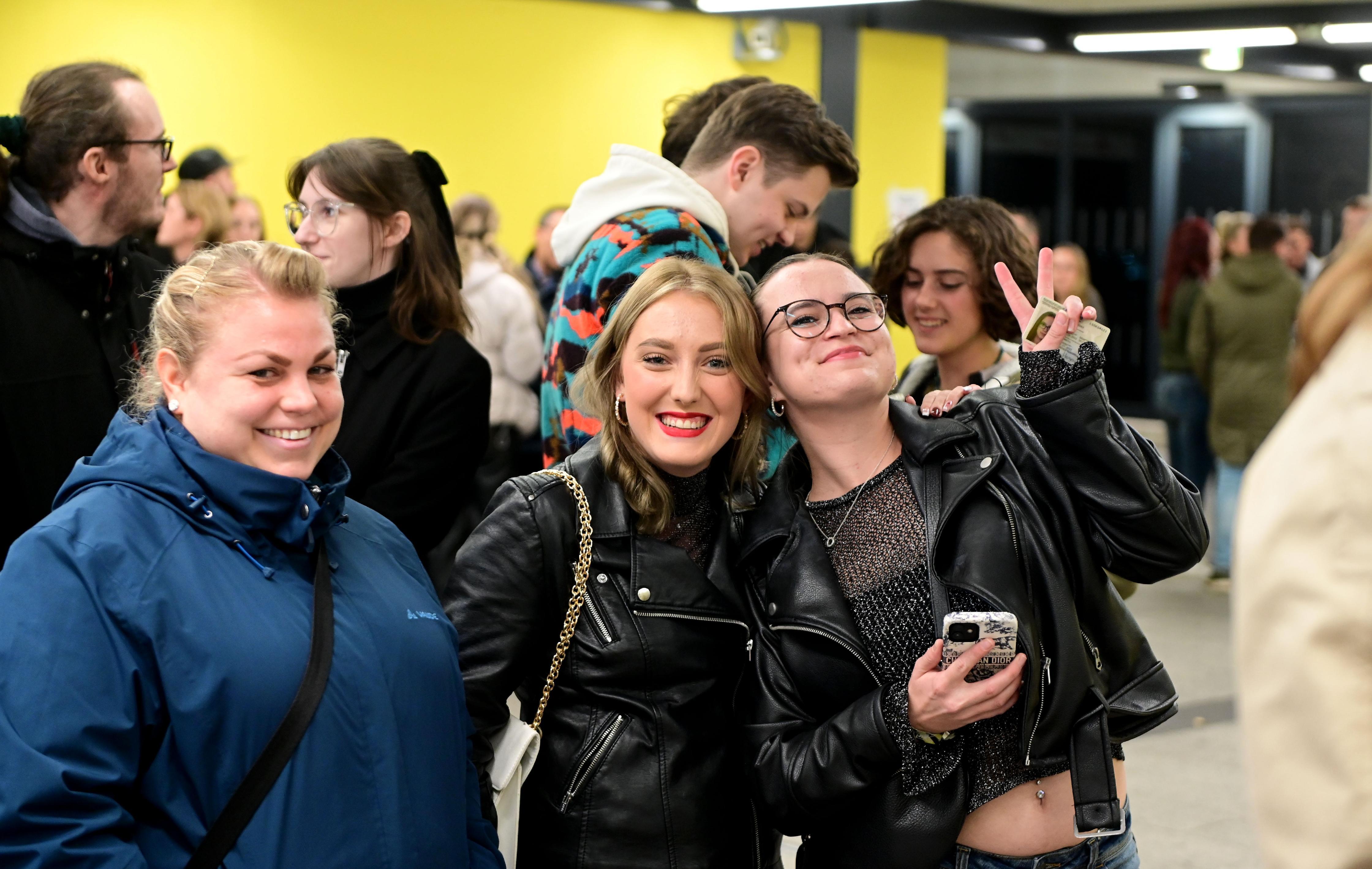 Beste Stimmung schon in der Warteschlange: Bei Nürnbergs erster Metro-Party waren alle glücklich, die eines der knapp 300 Tickets ergattert hatten. Wie der Abend verlief und warum die U-Bahn doch nicht fuhr, lesen sie in unserer Reportage nn.de/kultur.