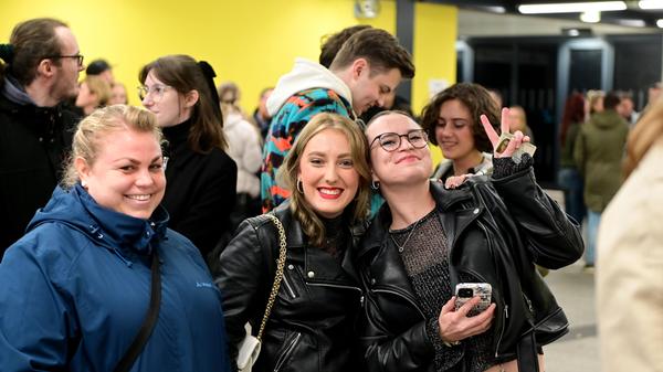 Beste Stimmung schon in der Warteschlange: Bei Nürnbergs erster Metro-Party waren alle glücklich, die eines der knapp 300 Tickets ergattert hatten. Wie der Abend verlief und warum die U-Bahn doch nicht fuhr, lesen sie in unserer Reportage nn.de/kultur.