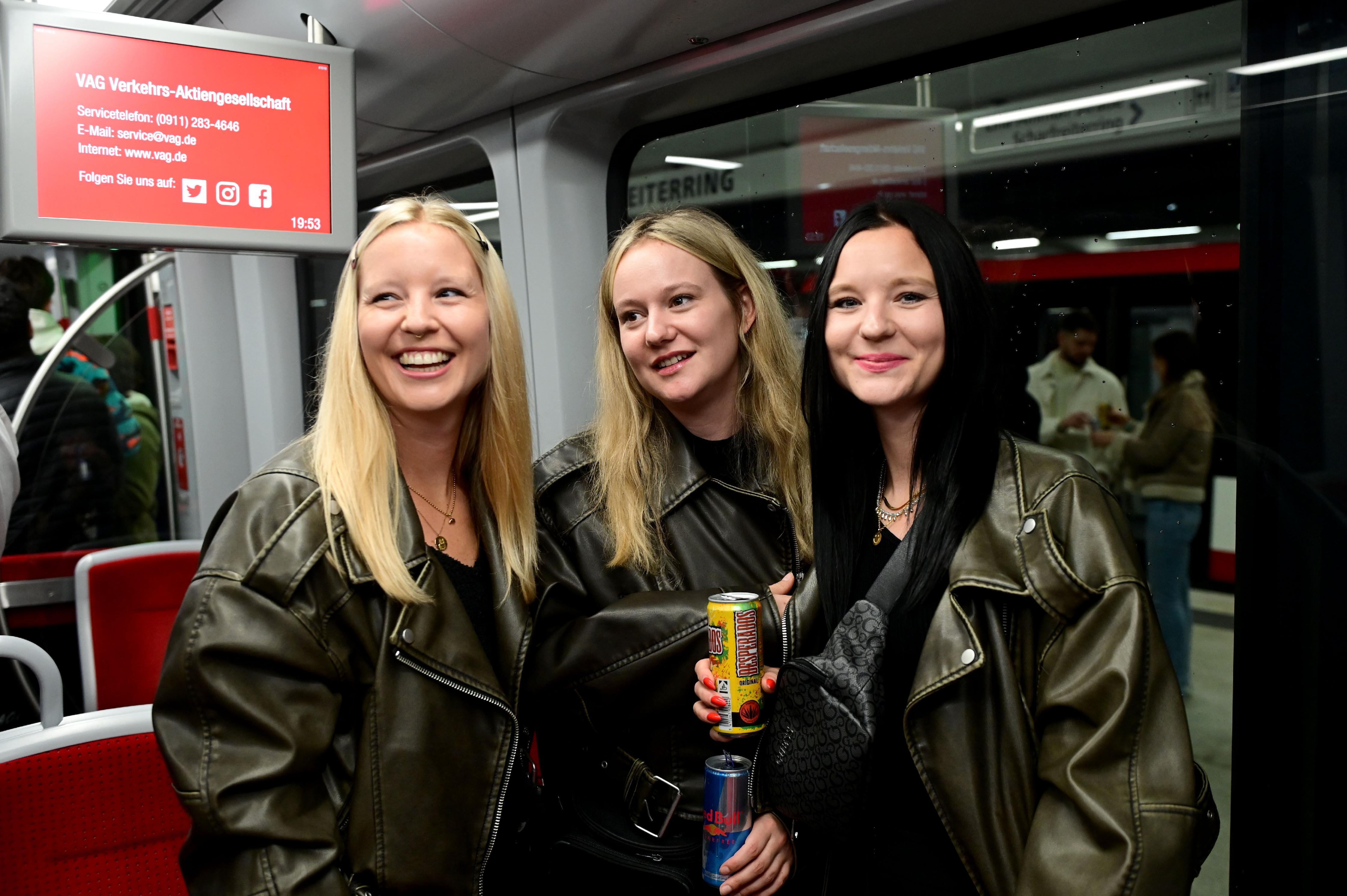 Samy, Jaka und Jacky überhörten ironischerweise im Zug, wie sich jemand über die Party unterhielt. Jetzt sind sie drei Freundinnen aus Nürnberg hier. Wie der Abend verlief und warum die U-Bahn doch nicht fuhr, lesen sie in unserer Reportage.