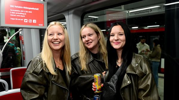 Samy, Jaka und Jacky überhörten ironischerweise im Zug, wie sich jemand über die Party unterhielt. Jetzt sind sie drei Freundinnen aus Nürnberg hier. Wie der Abend verlief und warum die U-Bahn doch nicht fuhr, lesen sie in unserer Reportage.