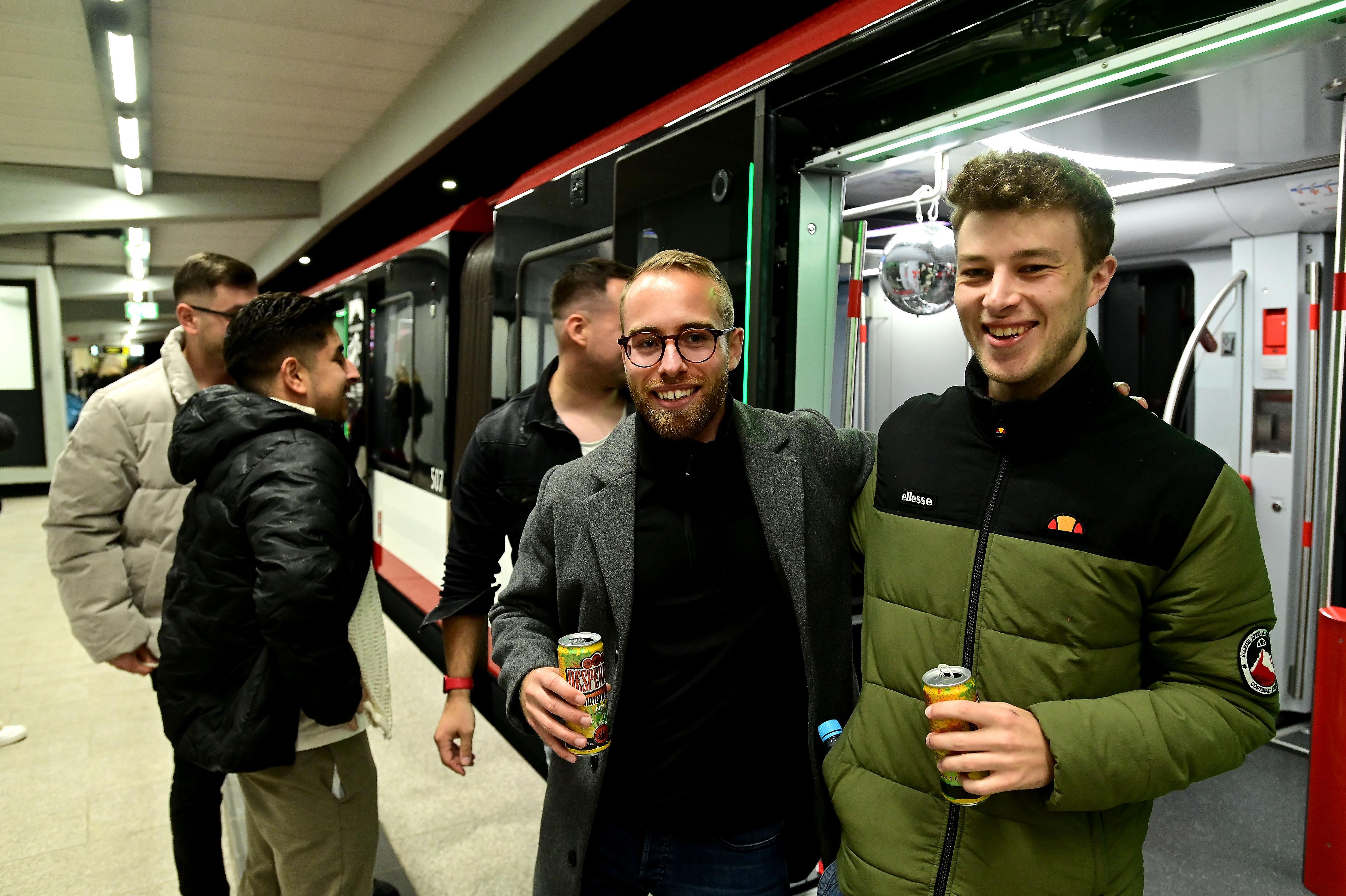 Sebastian und Tim sind extra aus der Schweiz und aus Dresden zu Nürnbergs erster U-Bahn Party angereist. Wie der Abend verlief und warum die U-Bahn doch nicht fuhr, lesen sie in unserer Reportage.