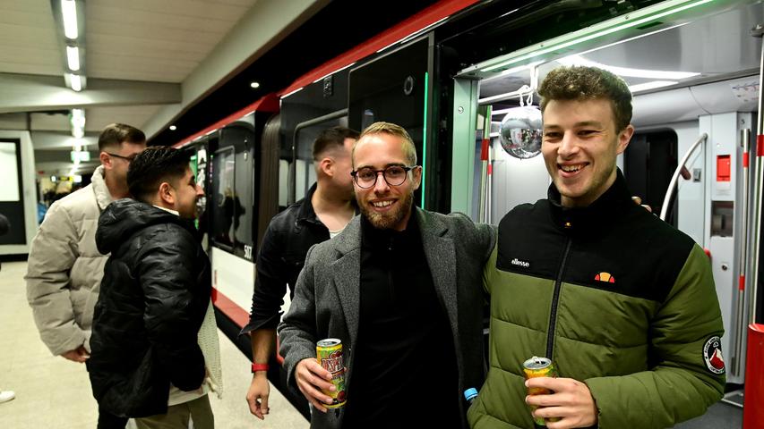 Sebastian und Tim sind extra aus der Schweiz und aus Dresden zu Nürnbergs erster U-Bahn Party angereist.  Wie der Abend verlief und warum die U-Bahn doch nicht fuhr, lesen sie in unserer Reportage.