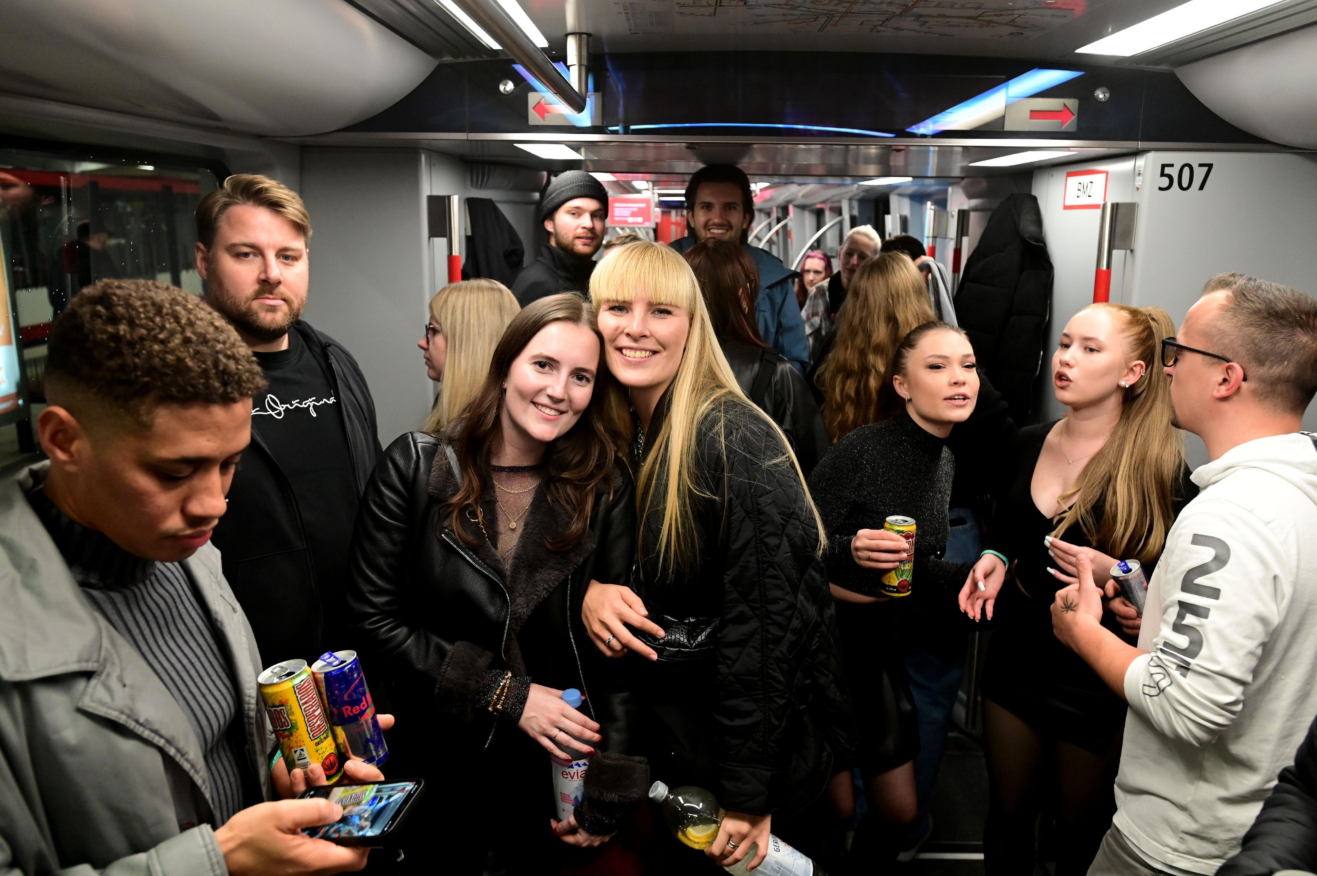 Wo sonst müde Pendler sitzen, wurde diesmal gefeiert. Wie der Abend verlief und warum die U-Bahn doch nicht fuhr, lesen sie in unserer Reportage.