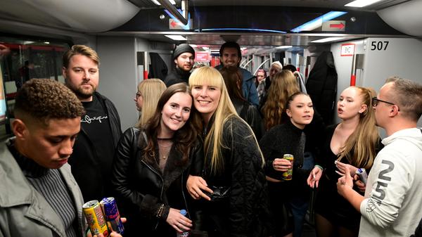 Wo sonst müde Pendler sitzen, wurde diesmal gefeiert. Wie der Abend verlief und warum die U-Bahn doch nicht fuhr, lesen sie in unserer Reportage.